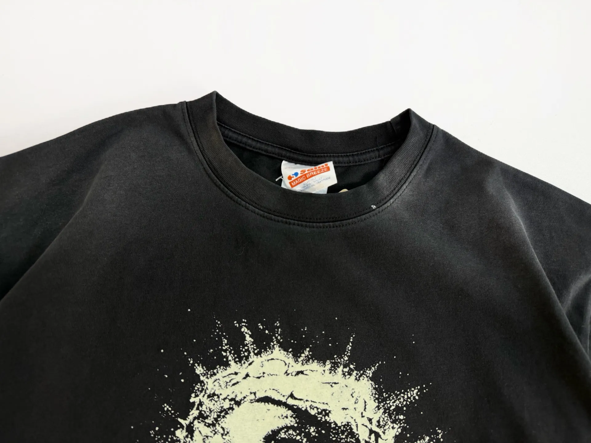 ❥8033#P136 Saint Mxxxxxx New luminous Jesus head is made of double yarn cotton batik fabric 280g, comfortable and breathable to wear. Full of street feel, loose fit. Craftsmanship: luminous printing + graffiti + spray coding, batik and wash. Size: (S-M-L-XL) Color: Washed black